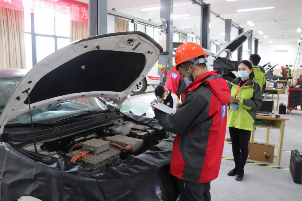 技能比拼展風采 匠心服務護出行——兩江新區(qū)機動車維修行業(yè)技能競賽側記
